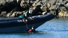 Les gardes civils espagnols viennent à la rescousse d'u migrant en provenance du Maroc dans l'enclave espagnole de Ceuta, le 17 mai 2021

More than 80 migrants, including some minors, set off in the early hours of Monday from beaches a few kilometres south of Ceuta and were detained when they entered the Spanish territory.

