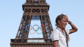 Pauline Ferrand Prévot célèbre son titre les larmes aux yeux devant la Tour Eiffel, le 29 juillet 2024