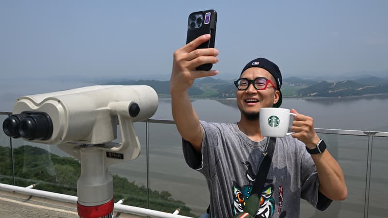 On y accède en navette, on passe par des contrôles militaires... Au nord de Séoul, ce café Starbucks offre une vue imprenable sur la Corée du Nord, des milliers de touristes s'y pressent