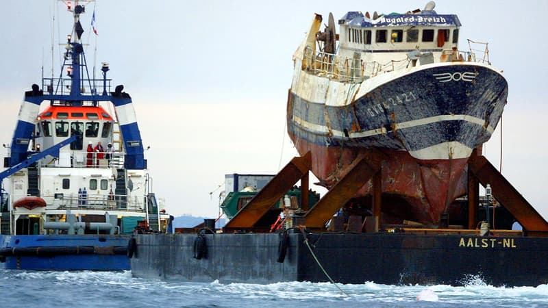 Photo du 13 juillet 2004 montrant le Bugaled Breizh installé sur une barge tirée par un remorqueur, en route pour le port de Brest. 