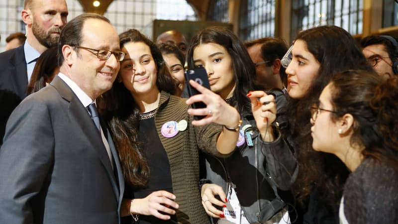 François Hollande pose pour un selfie, le 15 janvier 2017, lors de sa visite à l'événement organisé par "La France s'engage".