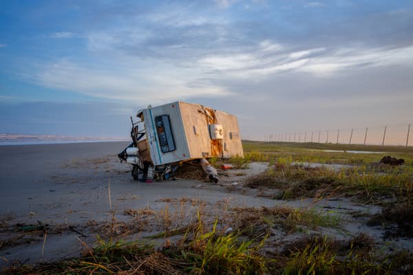 Un mobile-home renversé par la tempête Béryl à Freeport au Texas, le 8 juillet 2024