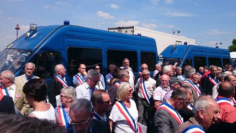 Les maires ruraux de France ont manifesté devant l'Assemblée mercredi. La manifestation a été tendue.