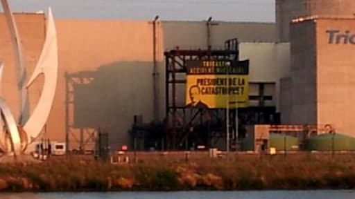 L'une des banderoles déployées au matin du 15 juillet sur la centrale du Tricastin.