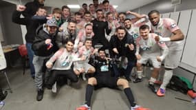 Les joueurs de l'Iris Club de Croix après leur qualification en 32es de finale de la Coupe de France