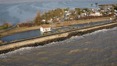 Ne pas tenir compte de la légende précédente qui est erronée. Une enquête préliminaire de gendarmerie a été ouverte pour déterminer si d'éventuelles fautes ont pu provoquer les décès causés par la tempête Xynthia /Photo prise le 2 mars 2010/REUTERS/Régis