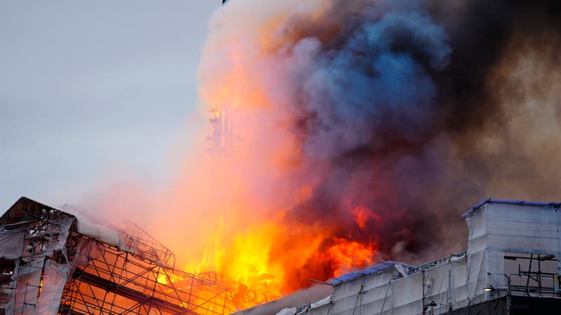 Copenhague: la flèche de la bourse haute de plus de 50 mètres prend feu et s'effondre
