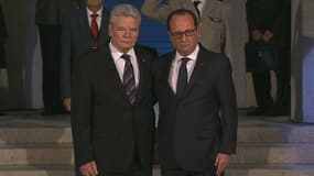 François Hollande et Joachim Gauck, se sont donné dimanche une longue accolade pour célébrer l'amitié entre leurs deux pays.
