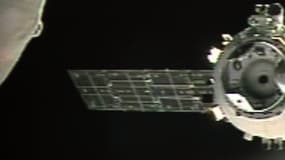 Le vaisseau Shenzhou-9 se prépare pour l'arrimage à la station orbitale Tiangong-1, en orbite autour de la Terre.