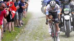 Tadej Pogacar sur les pavés lors de la 5e étape du Tour de France 2022, le 6 juillet 2022.