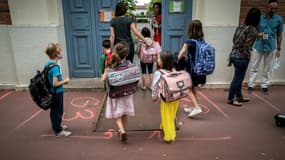 Parents et enfants arrivent à l'école primaire Jules Julien Toulouse, sud de la France, le 22 juin 2020
