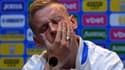 Le milieu de terrain ukrainien Oleksandr Zinchenko réagit lors d'une conférence de presse au Hampden Park, à Glasgow, le 31 mai 2022, à la veille du match de football de qualification pour la Coupe du monde 2022 entre l'Écosse et l'Ukraine.