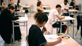 Des lycéens passent l'épreuve de philosophie du baccalauréat 2024 à Bordeaux, le 18 juin 2024 en Gironde