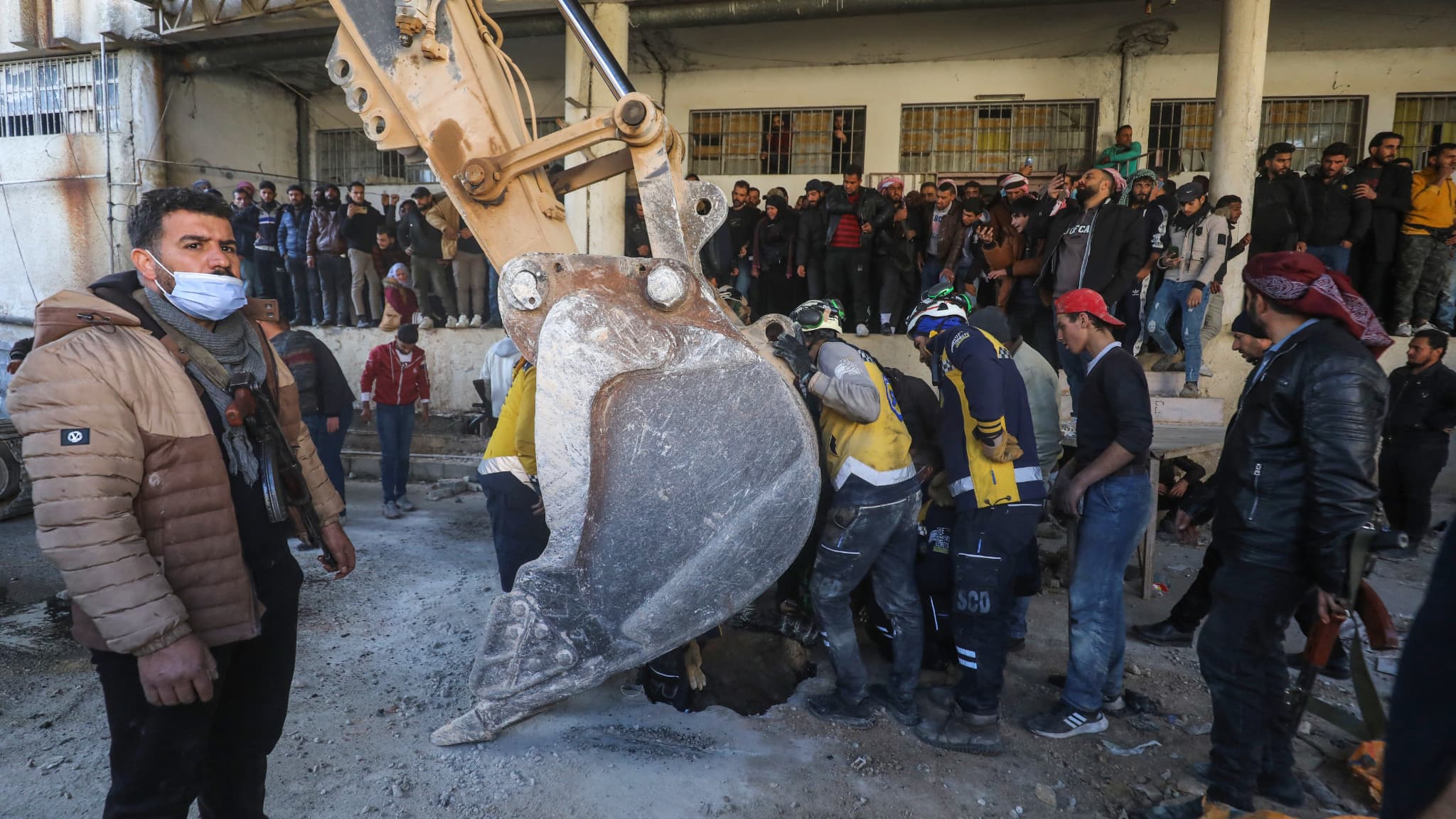 Les Casques blancs syriens creusent dans la prison de Saydnaya à la recherche d'éventuels détenus cachés sous terre, le 9 décembre 2024 Les Casques blancs syriens creusent dans la prison de Saydnaya à la recherche d'éventuels détenus cachés sous terre, le 9 décembre 2024
