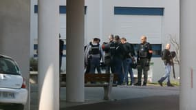 Policiers devant le lycée Tocqueville de Grasse.