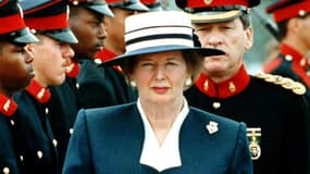 Margaret Thatcher passant en revue les troupes aux Bermudes le 12 avril 1990.