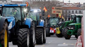 Des manifestants sur leurs tracteurs lors d'une manifestation d'agriculteurs dénonçant leurs conditions et la politique agricole européenne à Madrid, le 21 février 2024.