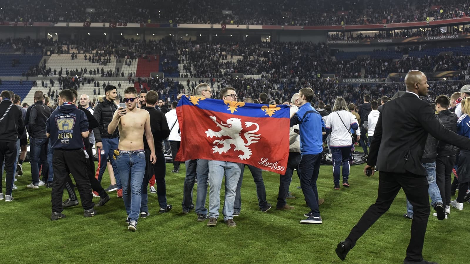 Les supporters lyonnais sur la pelouse Les supporters lyonnais sur la pelouse