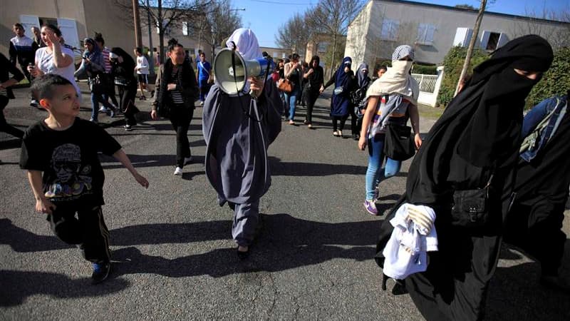 Une trentaine de jeunes gens, essentiellement des filles, se sont rassemblés samedi dans le quartier toulousain des Izards, où a grandi Mohamed Merah, pour honorer la mémoire du tueur de sept personnes abattu jeudi par la police, comparant leur douleur à