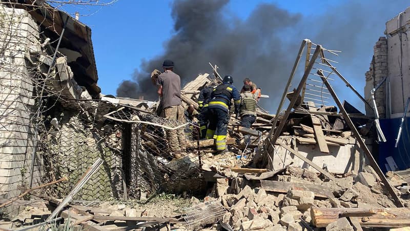 Un habitant debout parmi les débris sur le site d'une attaque au missile qui a tué un enfant et deux femmes à Lyptsi, dans la région de Kharkiv, en Ukraine, publiée par le chef ukrainien de l'administration régionale.