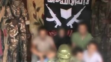 Capture de la vidéo postée sur Internet lundi 26 février par le groupe Boko Haram, qui pourrait montrer les sept otages français enlevés au Cameroun.