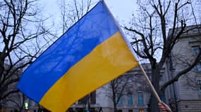 Un drapeau ukrainien brandi lors d'un rassemblement de soutien à l'Ukraine à Berlin, le 22 février 2022. (Illustration)