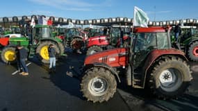 Des agriculteurs bloquent l'autoroute A10 près du péage de Saint-Arnoult-en-Yvelines, le 26 janvier 2024