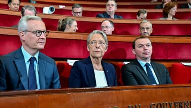 La Première ministre Elisabeth Borne, entourée par les ministres de l'Economie Bruno Le Maire (G) et du Travail Olivier Dussopt, le 16 octobre 2023 au Conseil économique, social et environnemental à Paris