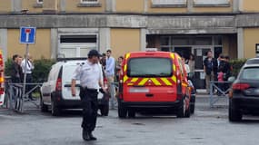 Les pompiers et la police, ainsi que des parents inquiets se sont rendus devant l'école Edouard Herriot, à Albi, où une institutrice a été poignardée.