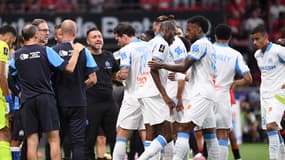Les joueurs de l'OM et Roberto De Zerbi pendant une pause fraîcheur lors de Rennes-OM, le 15 août 2025