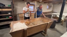 Les habitants de Villar-d'Arène (Hautes-Alpes) en train de préparer le pain bouilli dans la tradition ancestrale à la mi-octobre 2023.