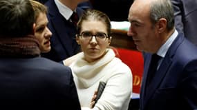 La présidente du groupe Renaissance Aurore Bergé (C) discute le 7 février 2023 à l'Assemblée nationale à Paris avec le patron du groupe LR Olivier Marleix (D)