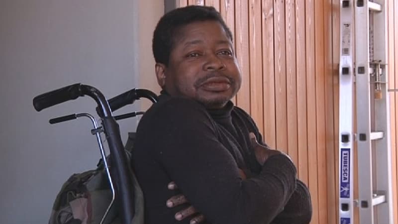 Albert Ganafara, sur le palier de son appartement qu'il n'a pas quitté depuis décembre.