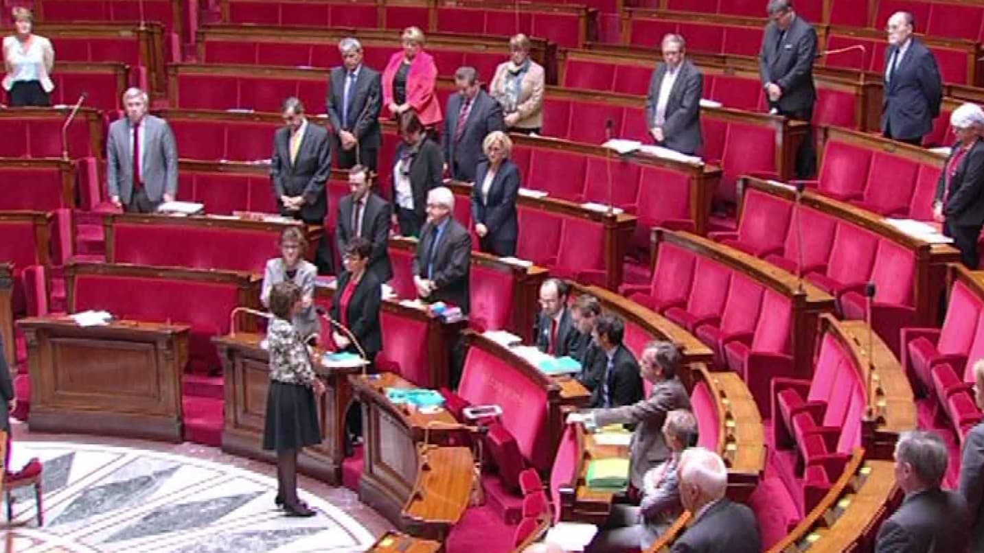 Les députés observent une minute de silence dans l'hémicycle de l'Assemblée nationale. Les députés observent une minute de silence dans l'hémicycle de l'Assemblée nationale.