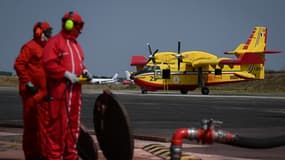 Des pompiers français près d'un Canadair sur le tarmac de la base militaire de Mérignac ce vendredi.