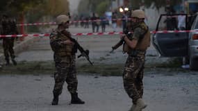 Des soldats afghans surveillent le lieu d'une explosion. 