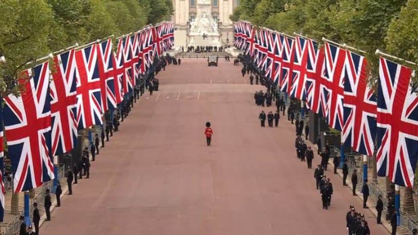 Un "Queens guard" au milieu du Mall face à Buckingham palace