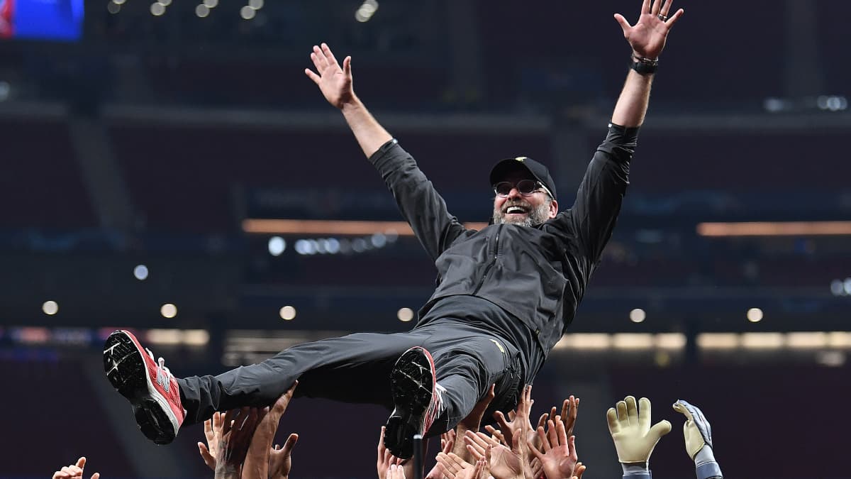 Jürgen Klopp porté en triomphe par ses joueurs à Liverpool
