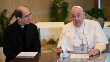 Le pape François, à droite, sur une photo prise et diffusée par le bureau de presse du Vatican le 26 novembre 2023.