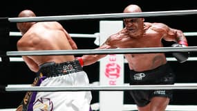 Mike Tyson (de face) et Roy Jones Jr