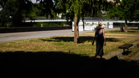 Une femme portant un chapeau pour se protéger du soleil à Nantes, le jeudi 19 juin 2025.