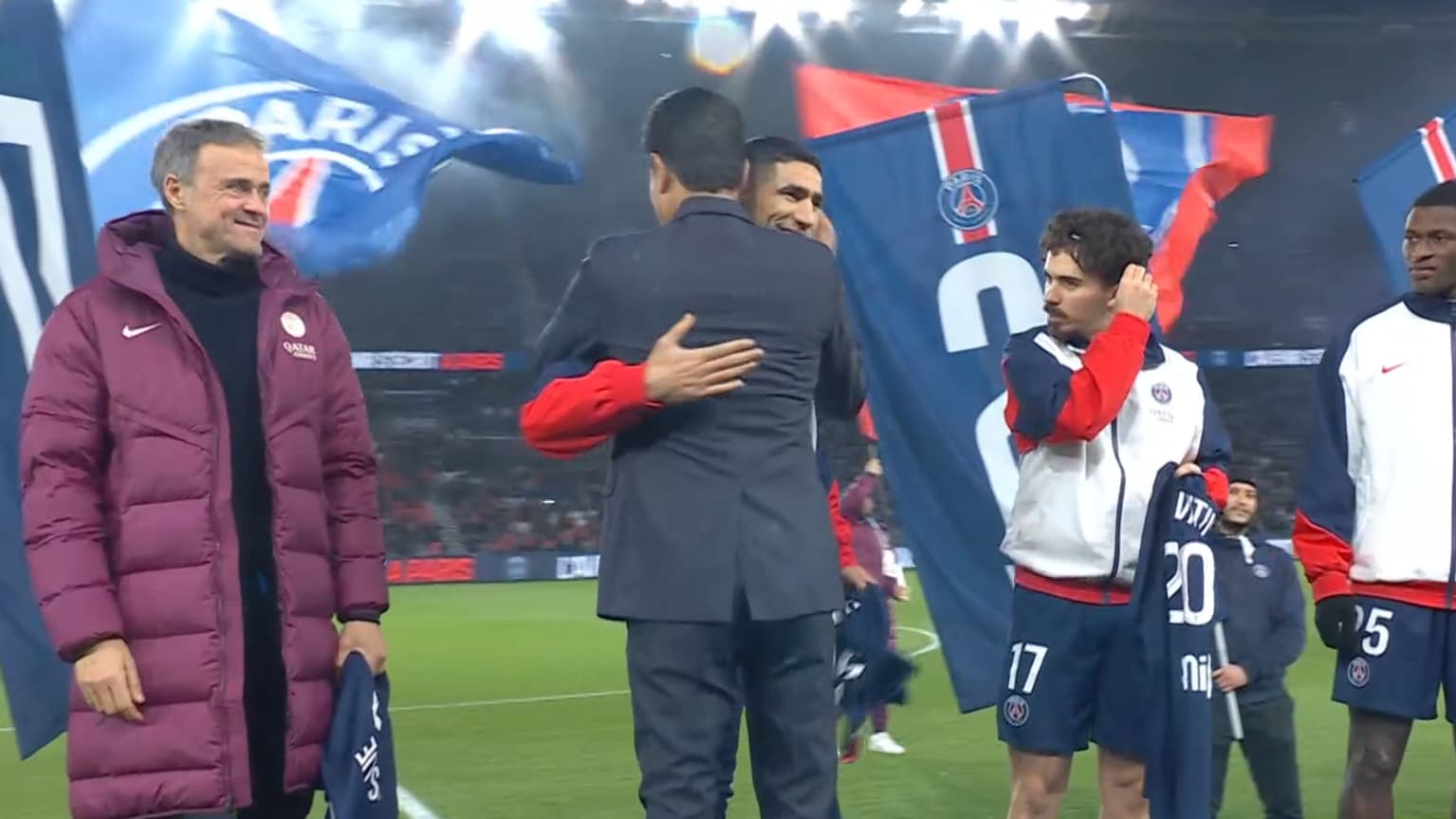Nasser Al-Khelaïfi, président du PSG, salue Luis Enrique, Achraf Hakimi, Vitinha et Nuno Mendes pour l'annonce de leurs prolongations, 7 février 2025 au Parc des Princes
