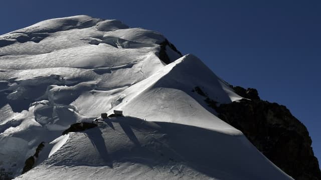 Vue du Mont Blanc, le point culminant de la chaîne des Alpes, le plus haut sommet d'Europe (image d'illustration)