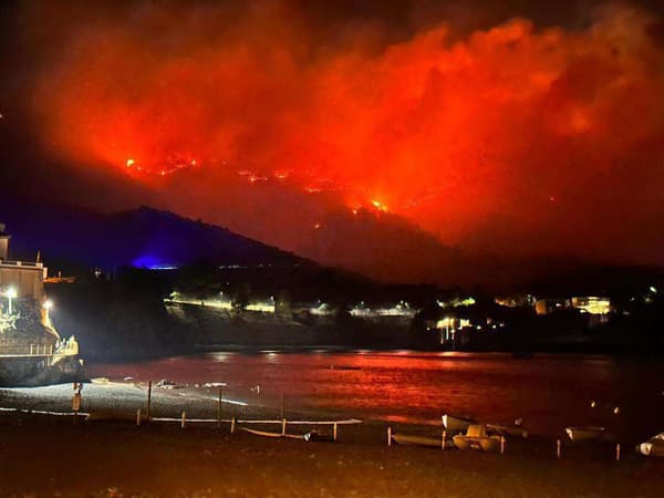Photo de l'incendie à proximité d'un camping en Espagne le 6 août 2023.