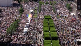La foule est présente en nombre à la marche des fiertés de Budapest, en Hongrie, malgré l'interdiction, le 28 juin 2025