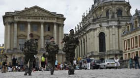 Des soldats patrouillent aux abords du Château de Versailles.