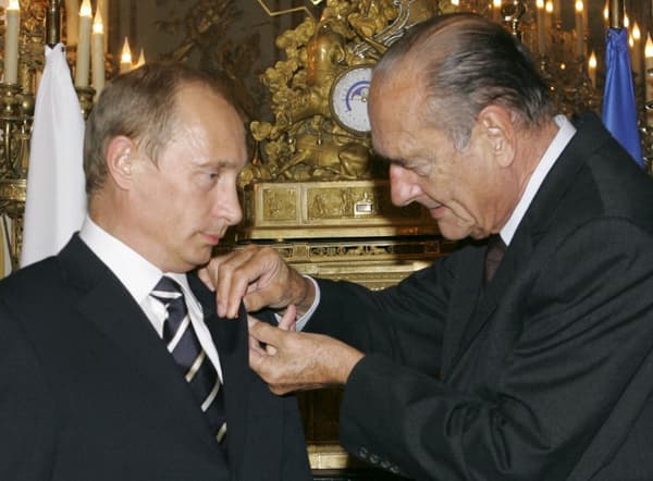Jacques Chirac décore Vladimir Poutine de l'ordre de la Grand'Croix en 2006 