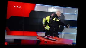 Un homme armé a fait irruption, jeudi soir, sur le plateau du journal de 20H de la chaîne néerlandaise NOS. Avant d'être rapidement maîtrisé, il avait demandé à ce que du temps d'antenne lui soit accordé.