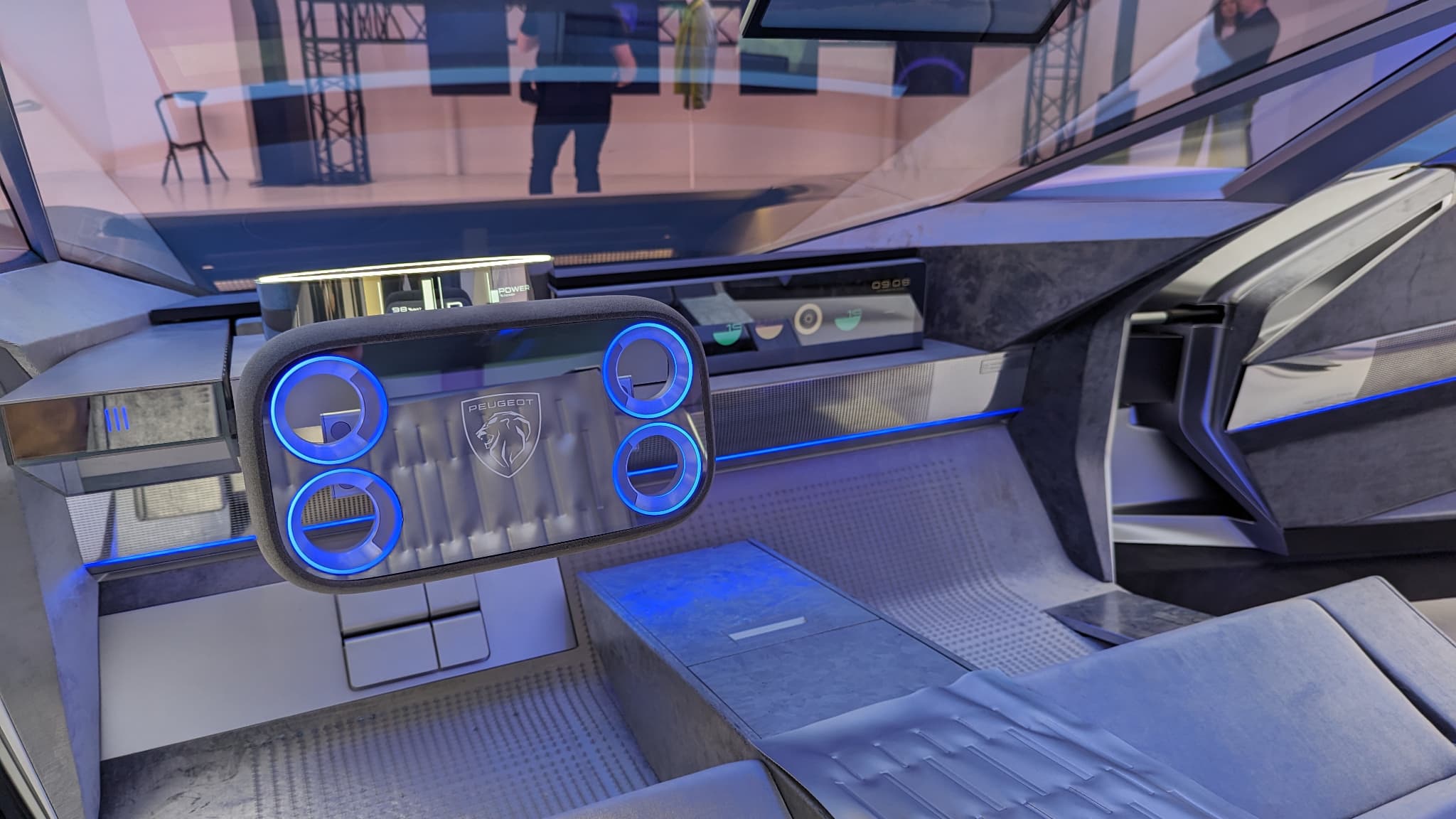 À l'intérieur du concept Peugeot Inception, une véritable plongée dans le futur. À l'intérieur du concept Peugeot Inception, une véritable plongée dans le futur.