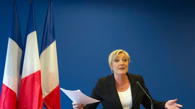 Marine Le Pen a réaffirmé mardi devant la presse étrangère être opposée à l'euro monnaie unique et a proposé de soumettre à référendum le retour concerté aux monnaies nationales si elle est élue à l'Elysée. /Photo prise le 10 avril 2012/REUTERS/Charles Pl